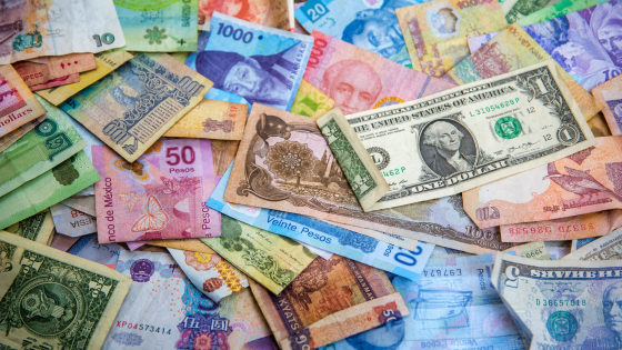 Un mondo sempre più a debito: quando gli interessi sottraggono risorse al futuro