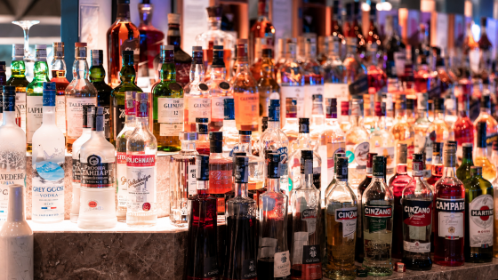Alcol: il mondo beve meno, ma sta cambiando soprattutto il modo di bere