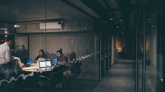Lavoro e AI al 2030: quattro scenari non bastano, servono soglie decisionali