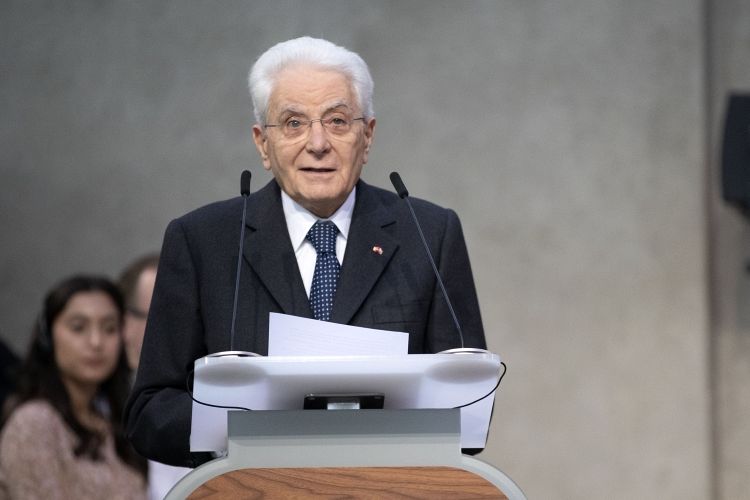 Mattarella: “Puntiamo su eolico nel Mare del Nord e fotovoltaico nel bacino mediterraneo”