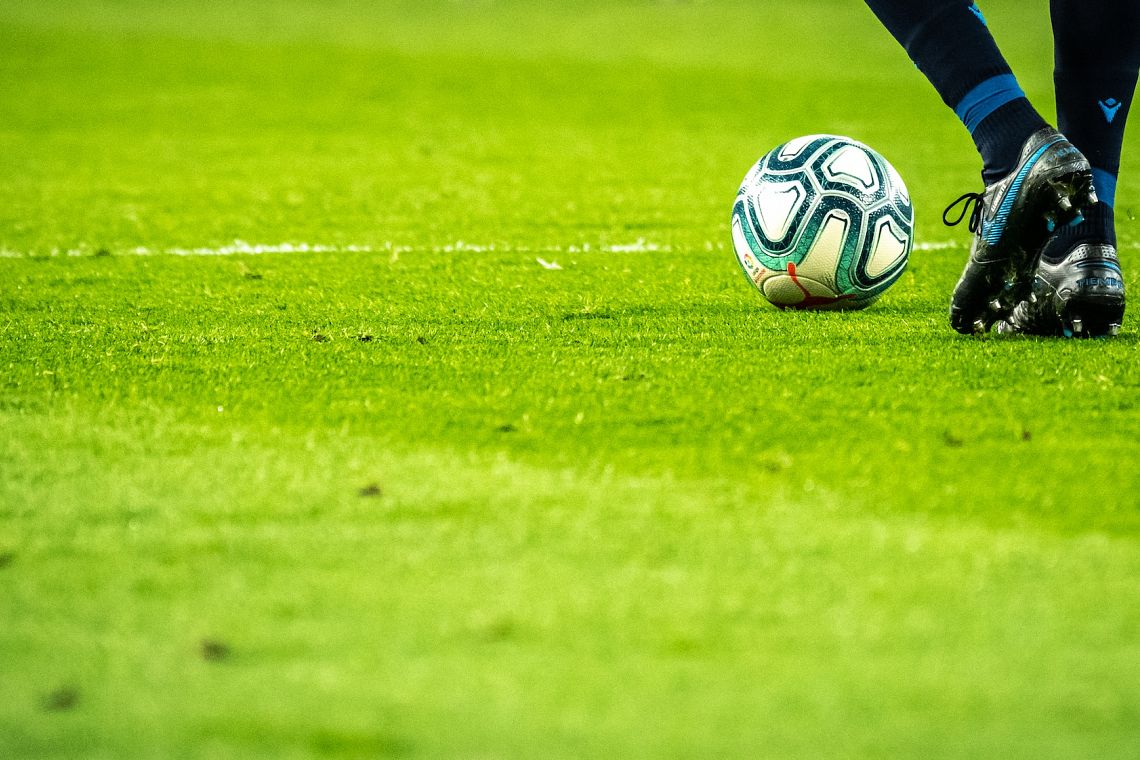 Il futuro nel pallone: tra compensi stellari, tecnologia e nuova geopolitica