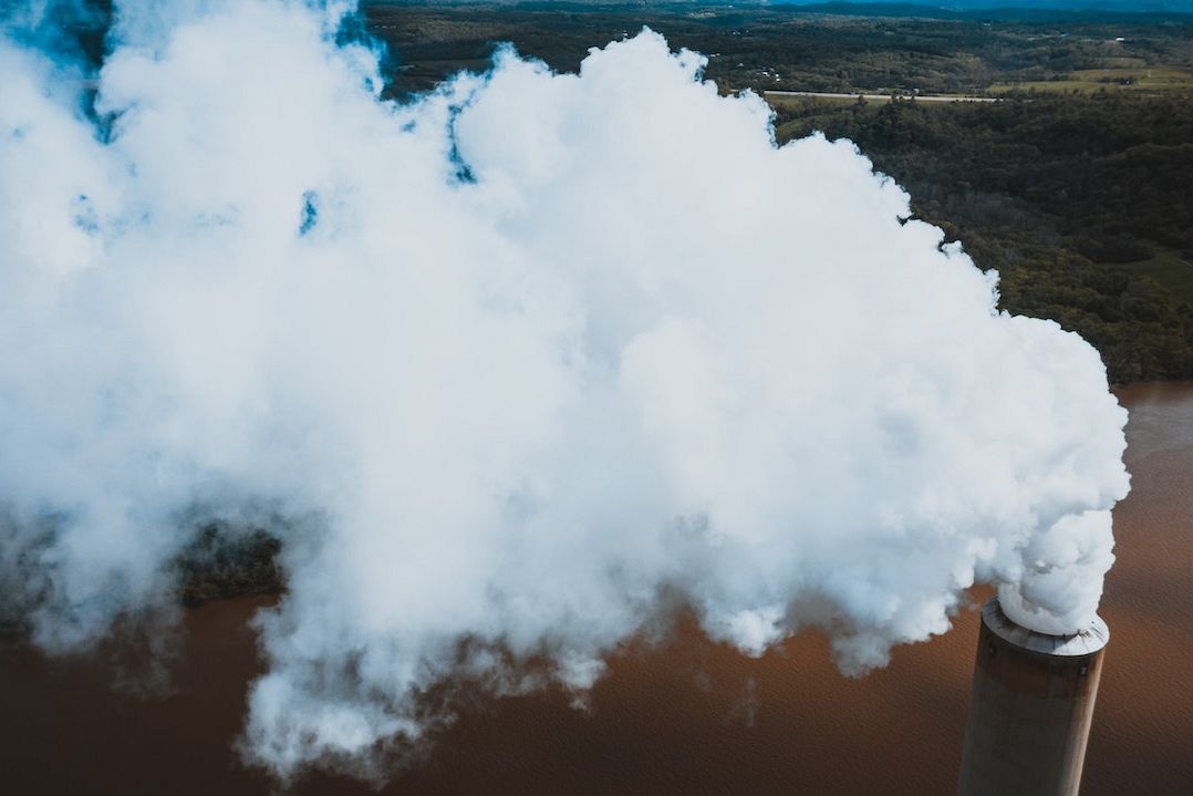 L’Ue approva la carbon tax alla frontiera, ma il futuro potrebbe essere una tassa globale 
