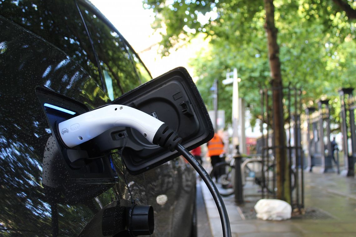 Il 70% degli italiani si dice pronto per l’auto elettrica, ma mancano le infrastrutture