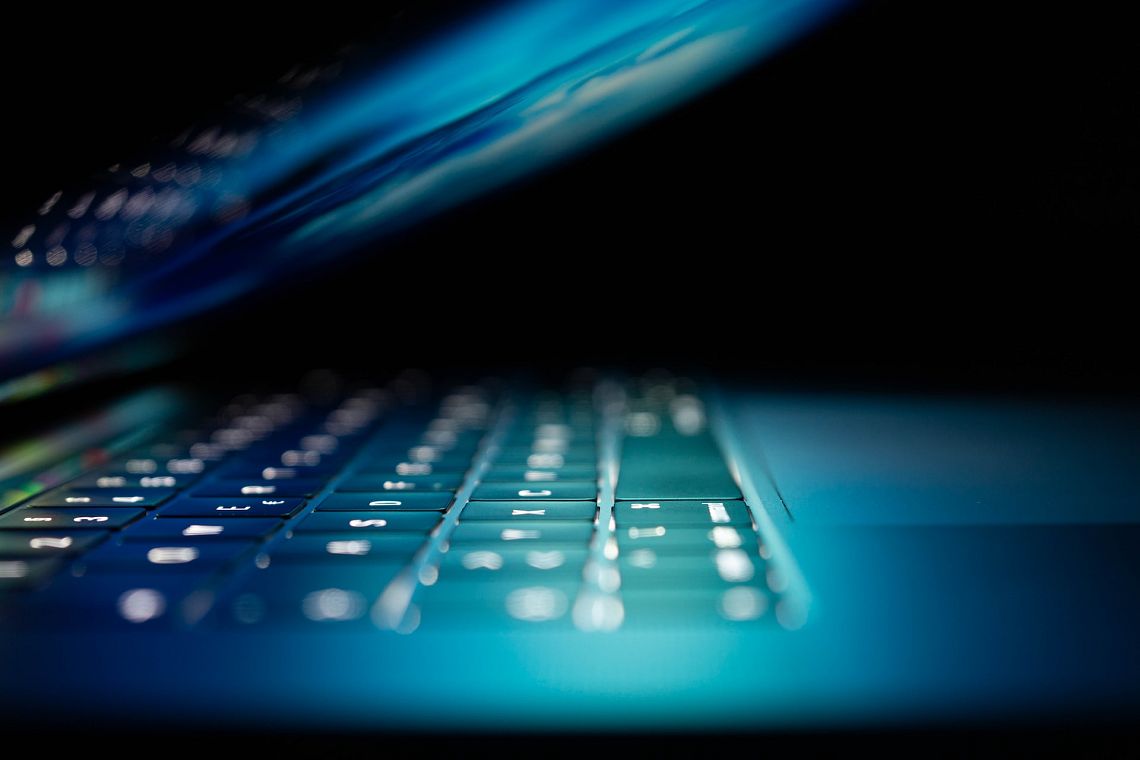 “Intelligenza artificiale, bot, interessi aziendali e oligarchi” stanno uccidendo Internet