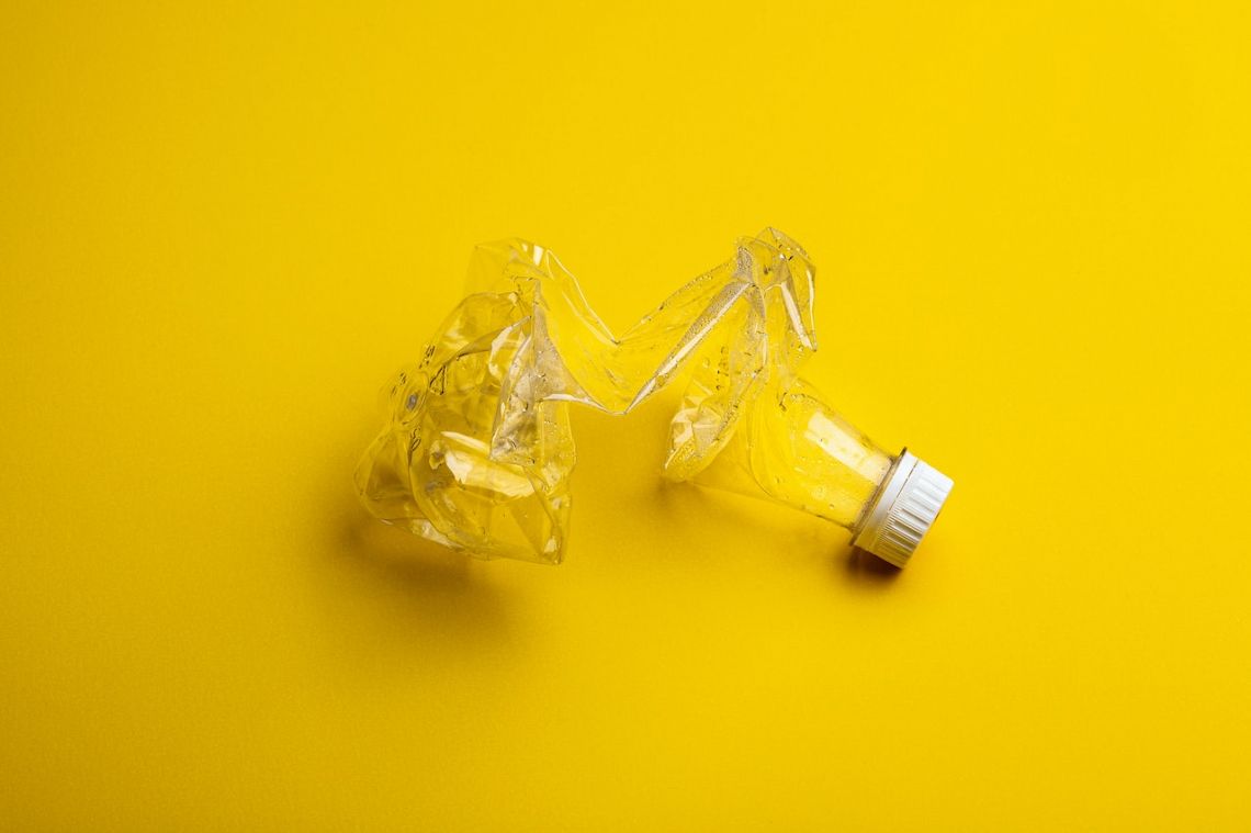 Il problema dell’Ue con la plastica: la produzione aumenta e il riciclo non funziona