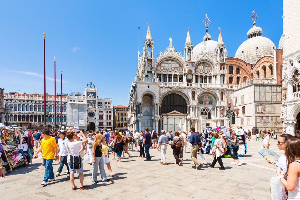 Il turismo cerca una via sostenibile, ma l’overtourism pone grandi sfide