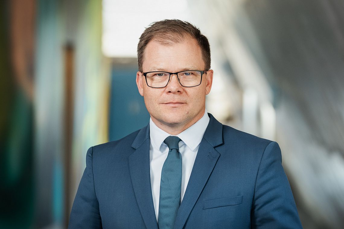 Il ministro tedesco Carsten Schneider: “La protezione del clima è la via d’uscita dalla crisi energetica” 