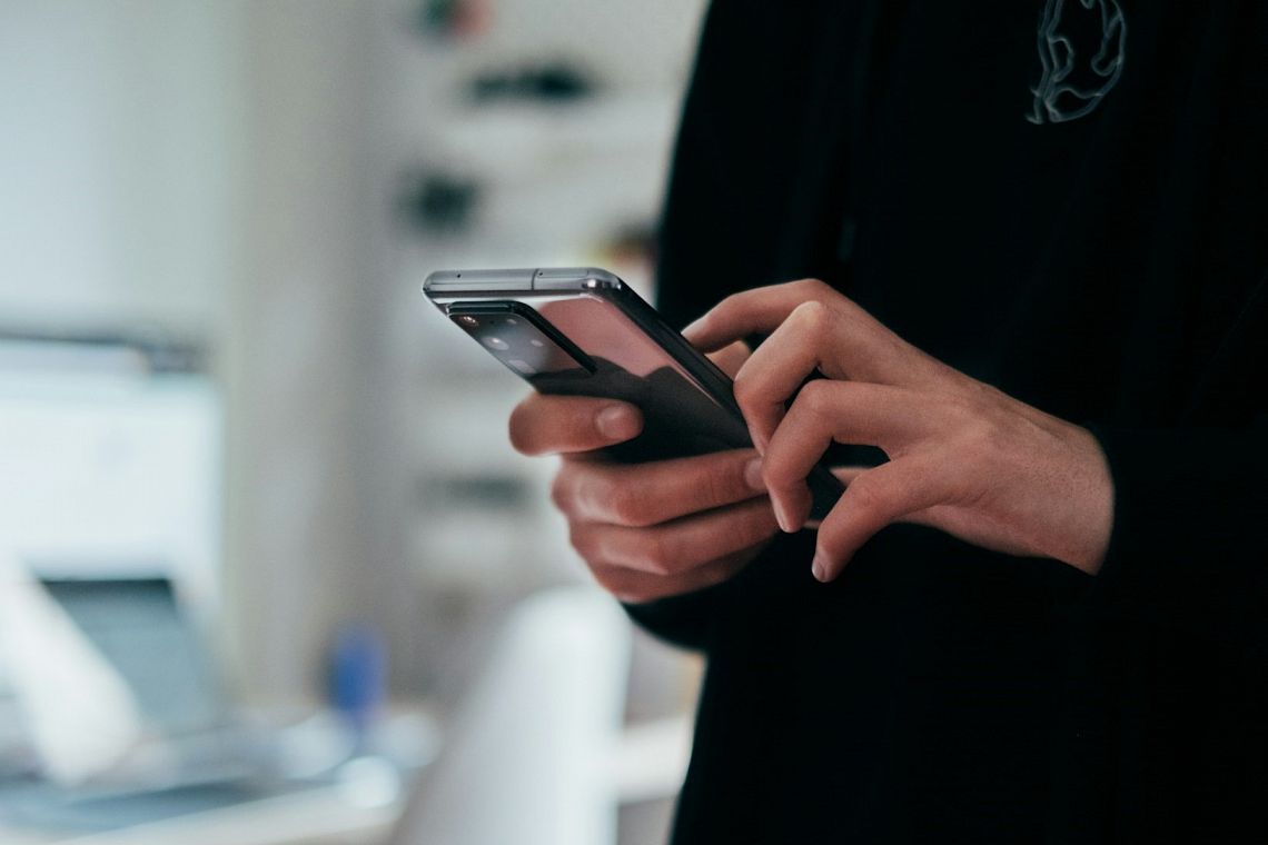 “Già te ne vai?” Così i chatbot, per monetizzare, puntano a prolungare la conversazione