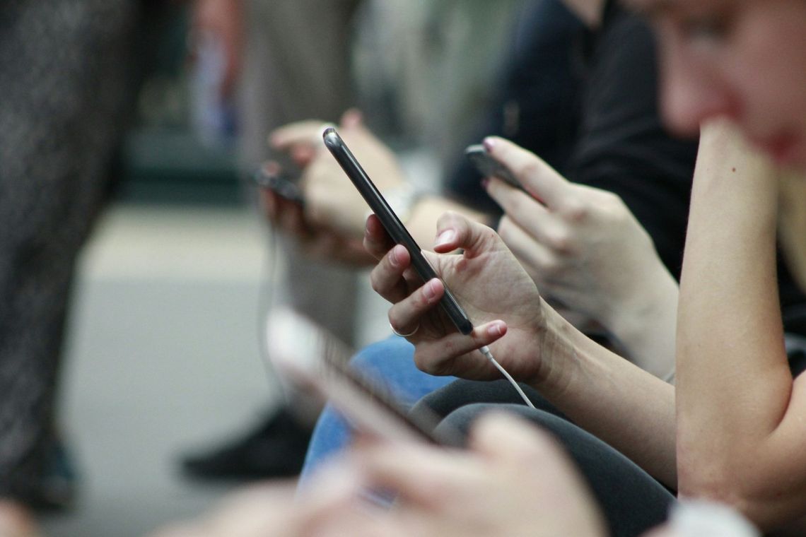 La solitudine diventa business: AI e app trainano un mercato da 500 miliardi 