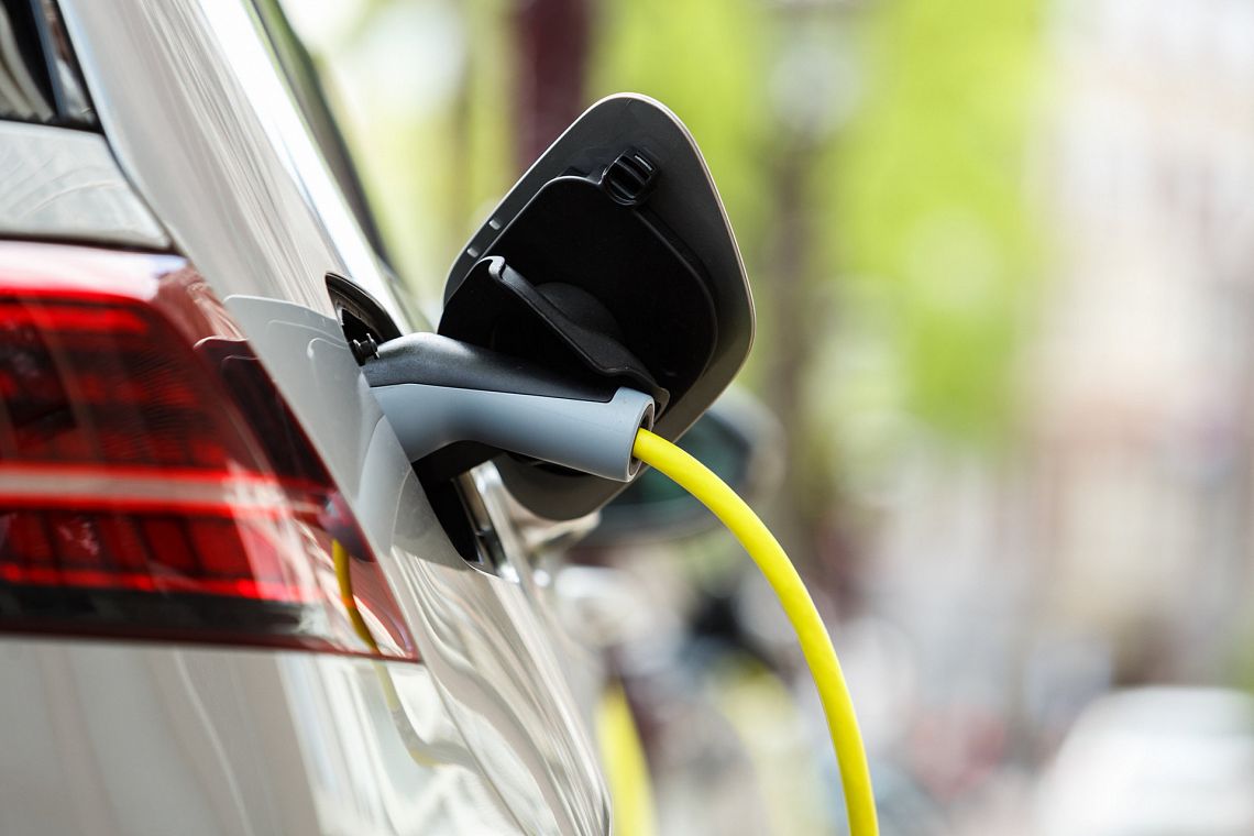 “100 Italian E-Mobility stories 2023”: la strada verso una nuova era della mobilità