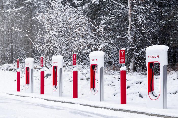 Auto elettriche bloccate per il freddo: il problema è delle colonnine