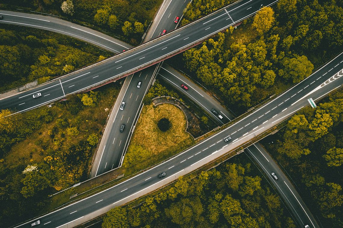 Elettrificazione, biocarburanti, idrogeno e mobilità condivisa: la ricetta per i trasporti del futuro