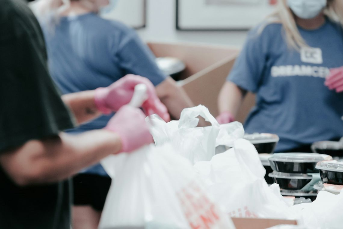 Filantropia verso una crisi globale? Crollano le donazioni e ci si affida ai super ricchi