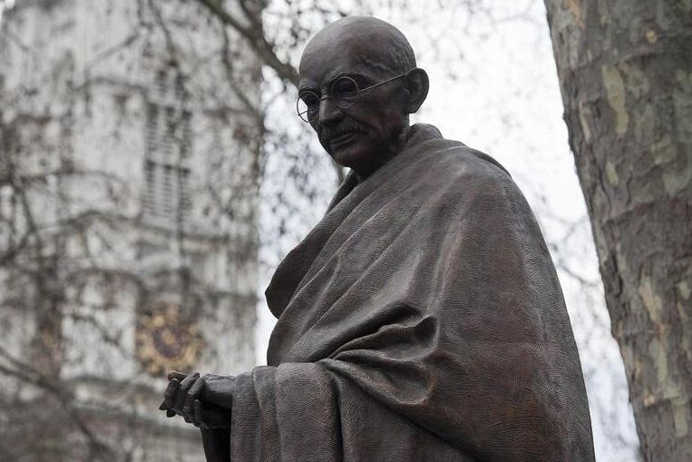 Nel 2050 ci sarà ancora una verità? Per salvarla torniamo ai metodi di Gandhi