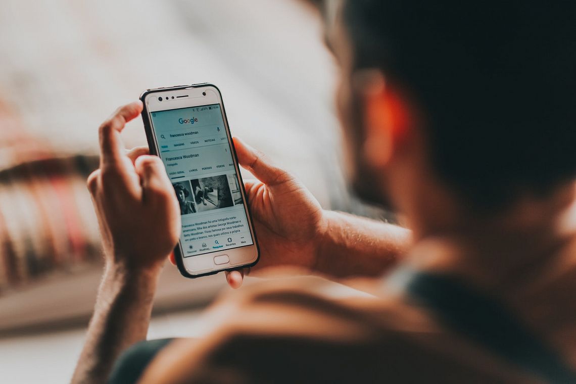 Come combattere l’infodemia e le teorie del complotto